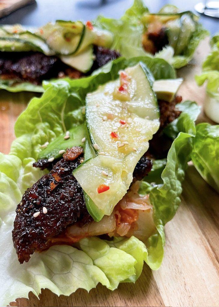 Koreanske burgerbiter i salatblad – bilde fra siden web